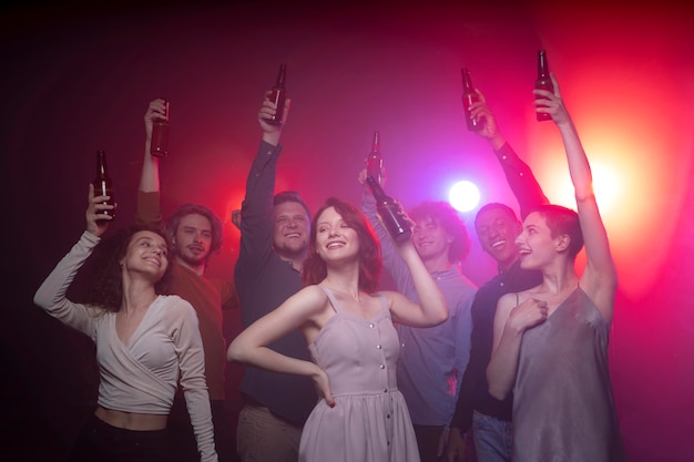 Foto gratuita vida nocturna con gente bailando en un club.