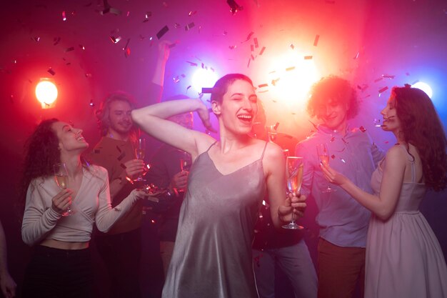 Vida nocturna con gente bailando en un club.