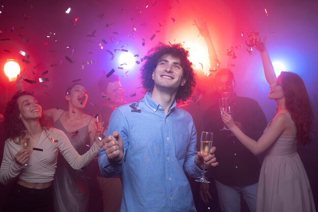 Vida nocturna con gente bailando en un club.