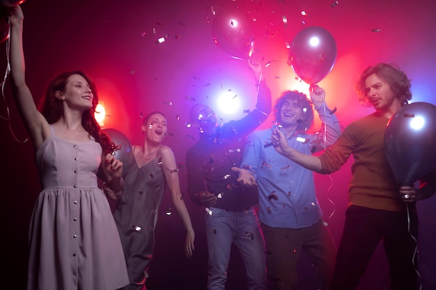 Foto gratuita vida nocturna con gente bailando en un club.