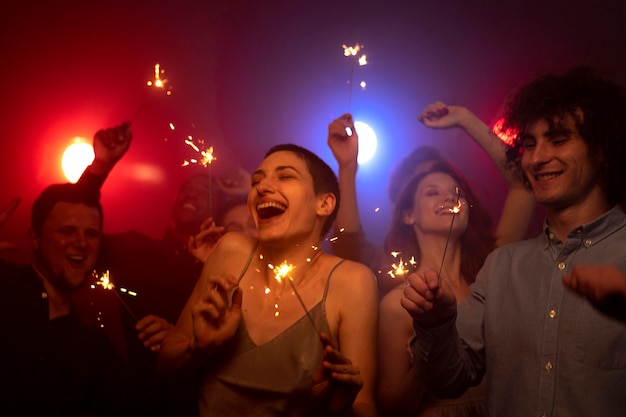 Vida nocturna con gente bailando en un club.