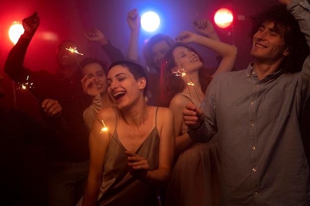 Foto gratuita vida nocturna con gente bailando en un club.