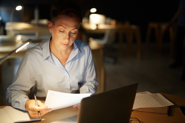 Vida nocturna de oficina