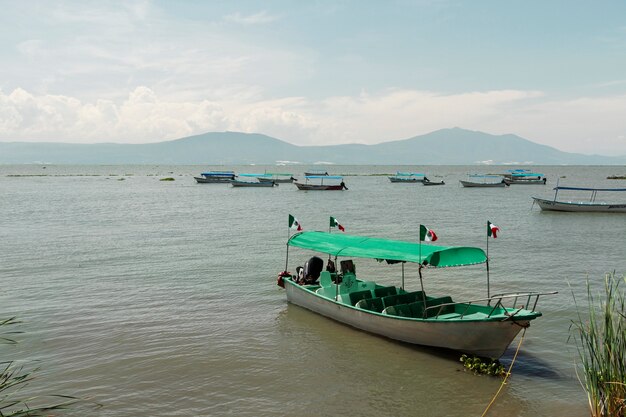 La vida en el paisaje de méxico con barco.