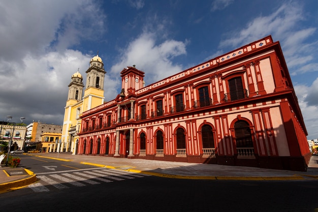 La vida en el paisaje de méxico con edificio rojo.