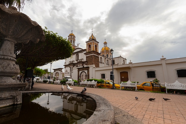 Foto gratuita la vida en el paisaje de méxico con un hermoso edificio.