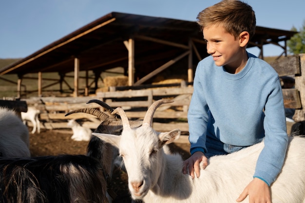 Vida rural de niño sonriente de tiro medio