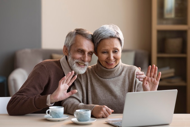 Foto gratuita vide conferencias de pareja senior en casa