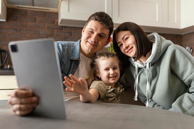 Video llamada para padres y niños de tiro medio