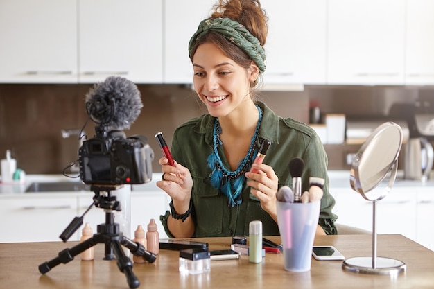 Video de maquillaje de filmación de vlogger femenina