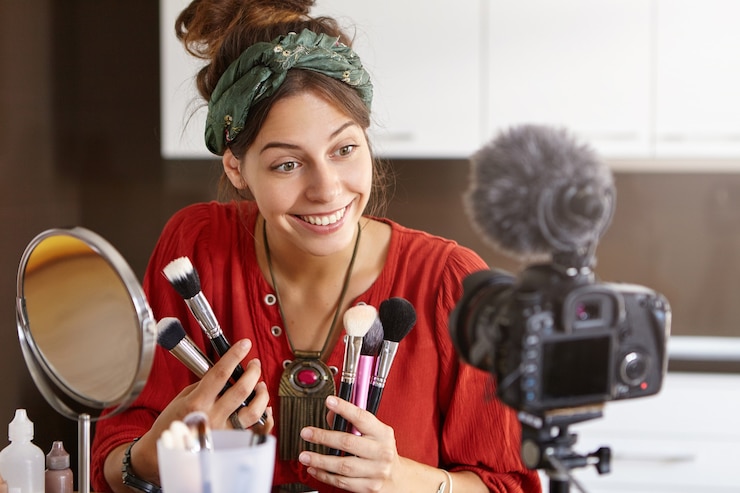 Foto gratuito video de maquillaje de filmación de vlogger femenina
