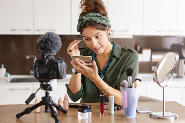 Video de maquillaje de filmación de vlogger femenina