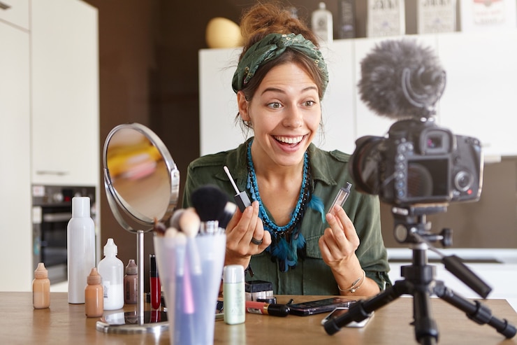 Foto gratuito video de maquillaje de filmación de vlogger femenina