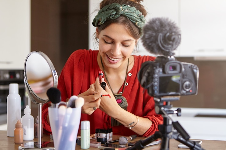Foto gratuito video de maquillaje de filmación de vlogger femenina
