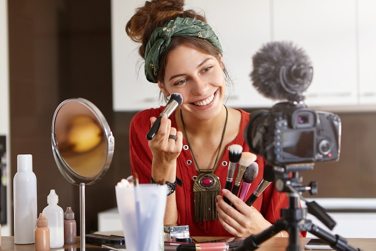 Foto gratuito video de maquillaje de filmación de vlogger femenina