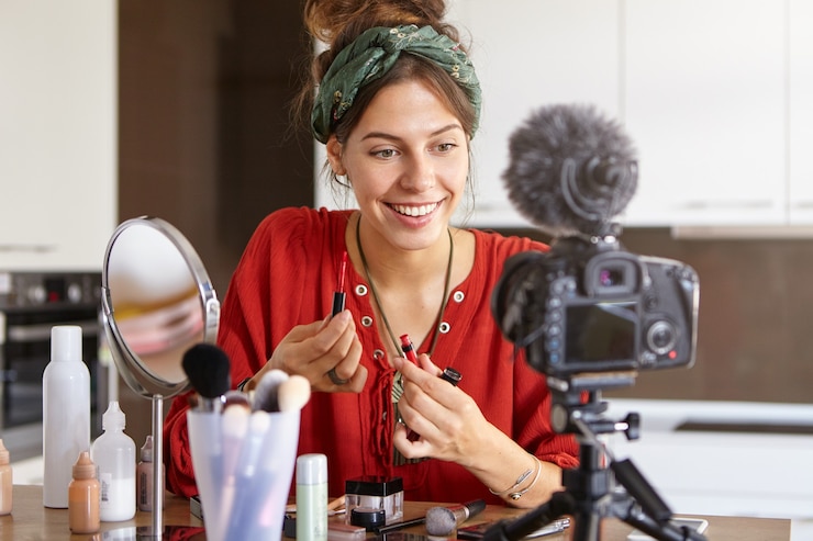 Foto gratuito video de maquillaje de filmación de vlogger femenina