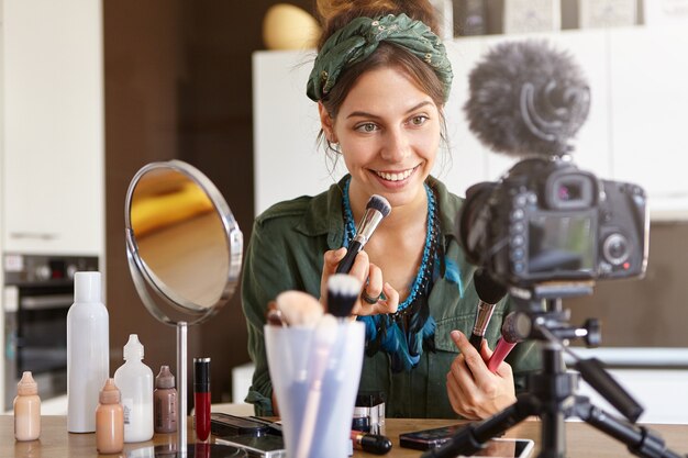 Video de maquillaje de filmación de vlogger femenina