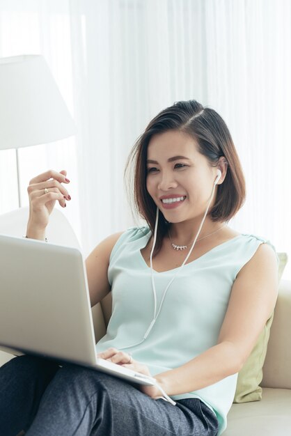 Videocalling mujer asiática