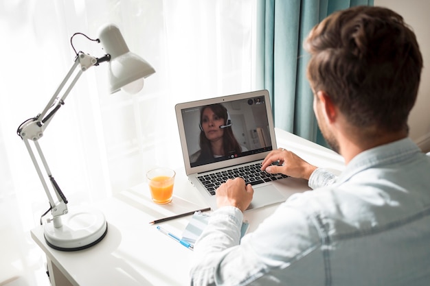 Videoconferencia casual de hombres adultos en casa