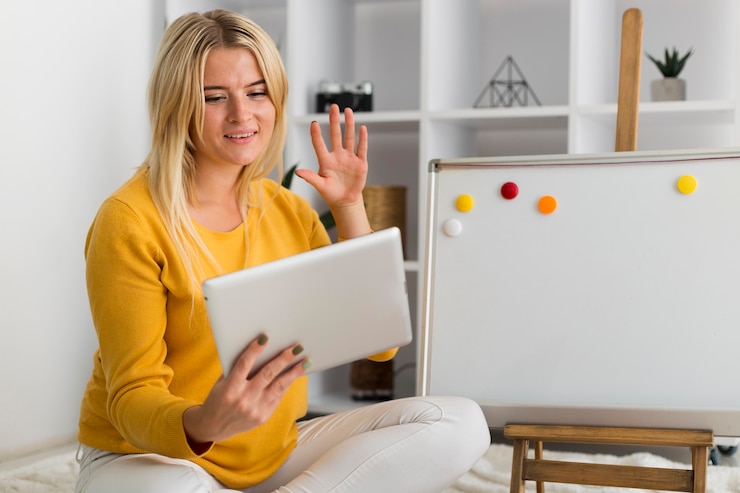 Foto gratuito videoconferencia casual de mujer adulta desde casa