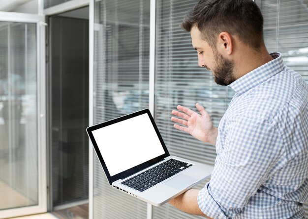 Videoconferencia de empresario