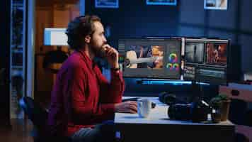 Foto gratuita videógrafo en el estudio de una agencia de medios haciendo corrección de color en imágenes en bruto