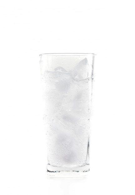 Vidrio de agua mineral carbonatada con hielo