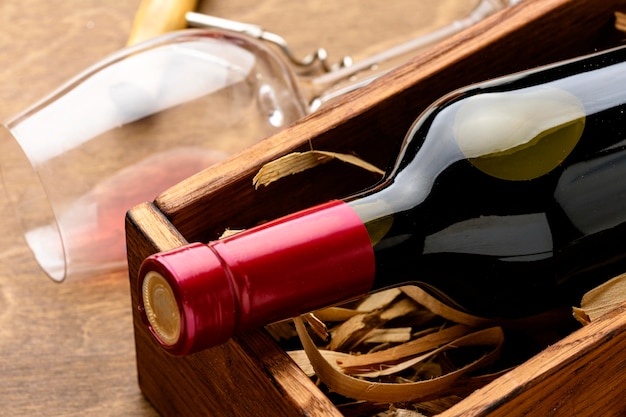Vidrio y botella de vino de primer plano