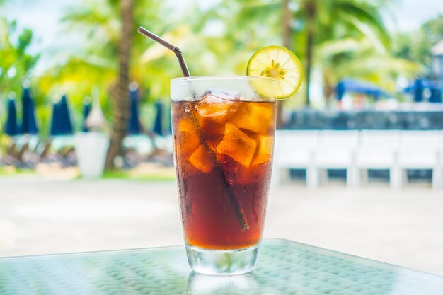 vidrio de la cola con hielo