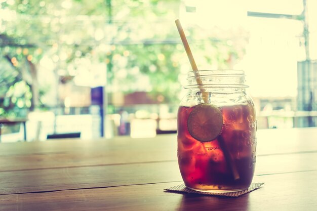 vidrio de la cola con hielo