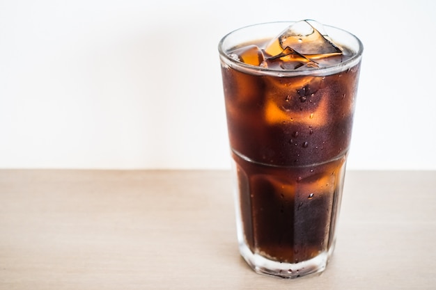 vidrio de la cola con hielo