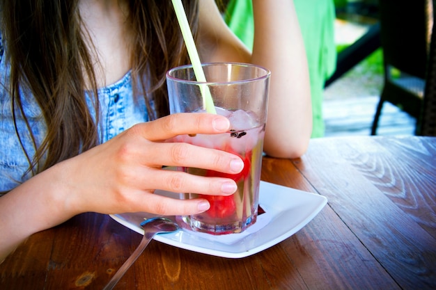 Vidrio de jugo frío en el día de verano caliente.