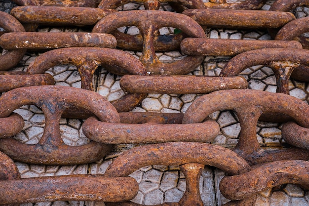 Foto gratuita vieja cadena de barco oxidada en la vista superior del muelle idea para el fondo el concepto de envío y reciclaje de materiales