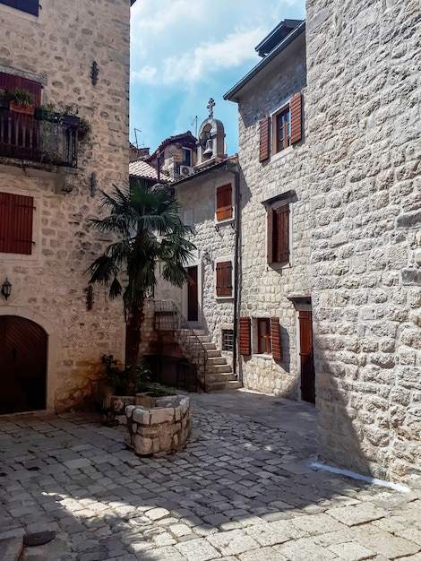 Foto gratuita una vieja calle de kotor, montenegro