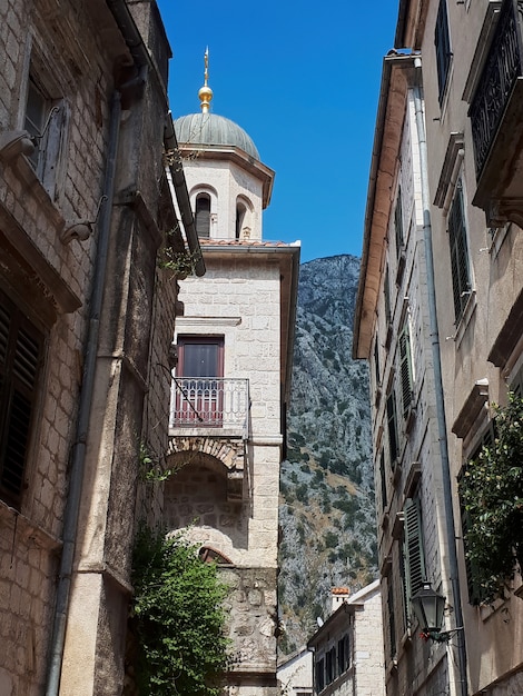 Foto gratuita una vieja calle de kotor, montenegro