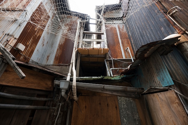 Vieja casa abandonada de ángulo bajo