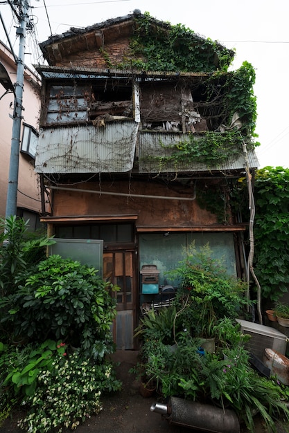 Vieja casa abandonada de ángulo bajo