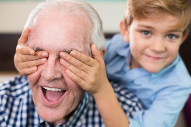 vieja generación nieto ocasional sonriente