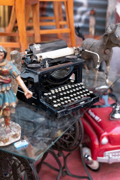 Vieja máquina de escribir de alto ángulo en el mercado de segunda mano