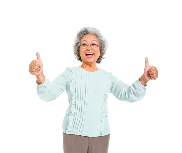 Una vieja mujer casual alegre dando un pulgar hacia arriba