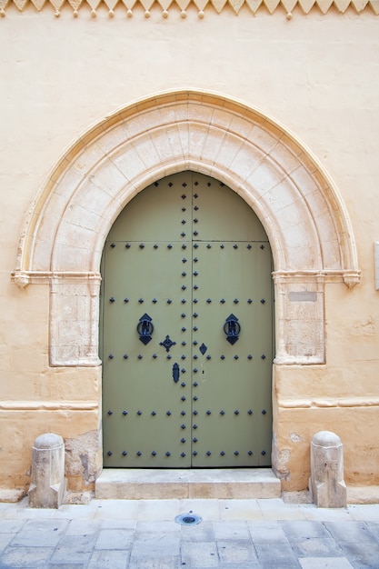 Vieja puerta de la casa de la ciudad