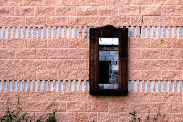 Vieja ventana rota sin vidrio