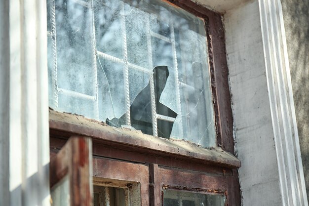 Vieja ventana vintage con vidrios rotos