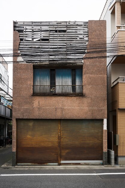 Vieja vista frontal de la casa abandonada