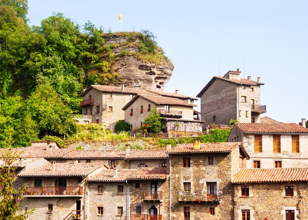 viejas casas pintorescas del pueblo catalán medieval