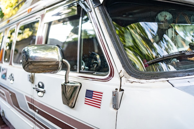 Foto gratuita viejo autobús retro. textura de superficie metálica rugosa. autobús de coches antiguos