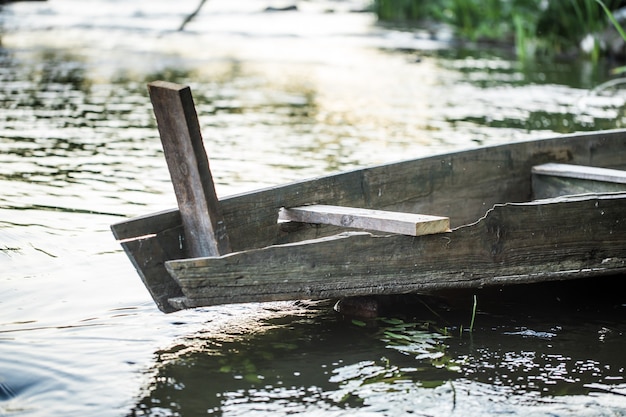 Viejo barco de madera en el río