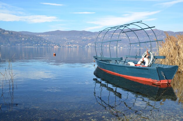 Viejo barco de pesca en el lago con montañas