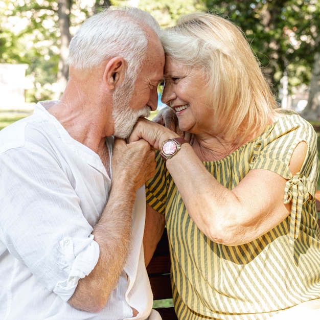 Foto gratuita viejo besando la mano de mujer