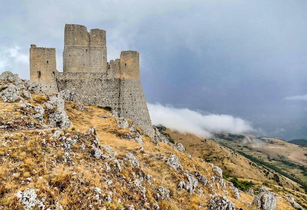 Foto gratuita viejo castillo en la montaña rocosa